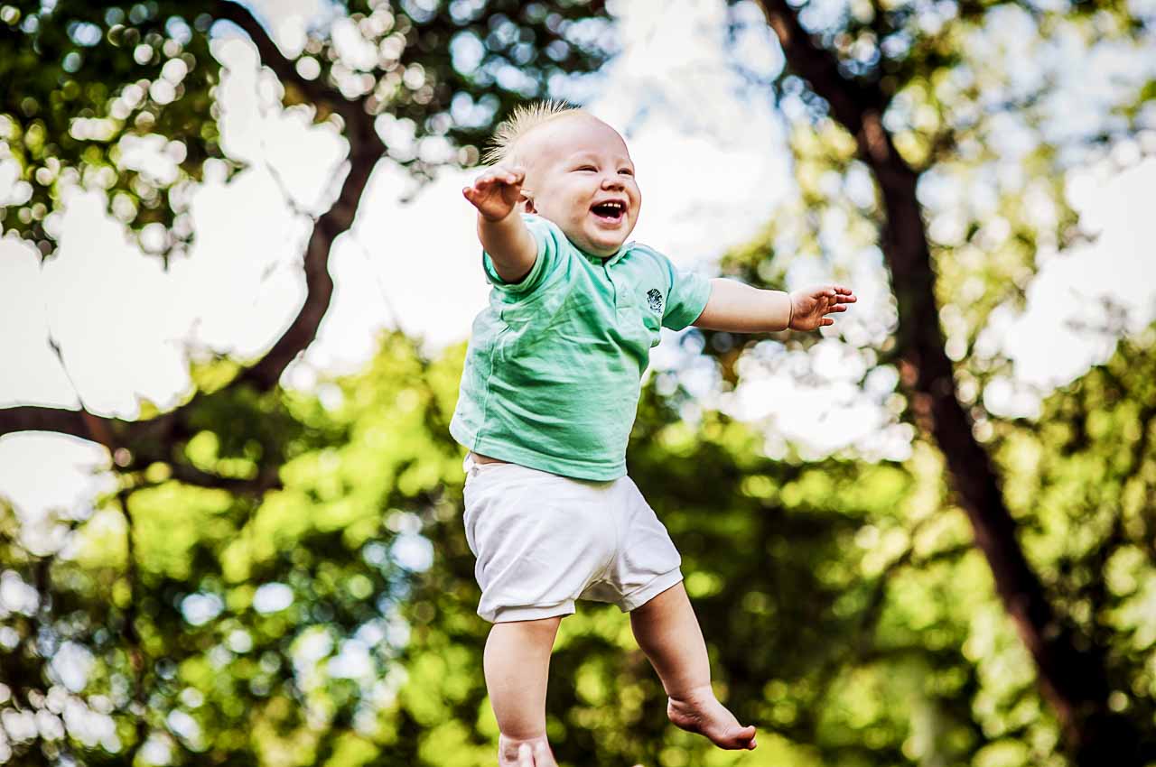 Børnefotograf med smil i øjet, hos os fotograferer vi børn i børnehøjde